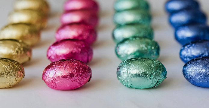 Oeufs en chocolat colorés
