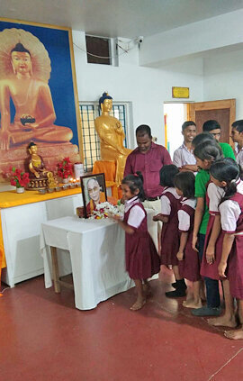Procession of students offering flowers to His Holiness